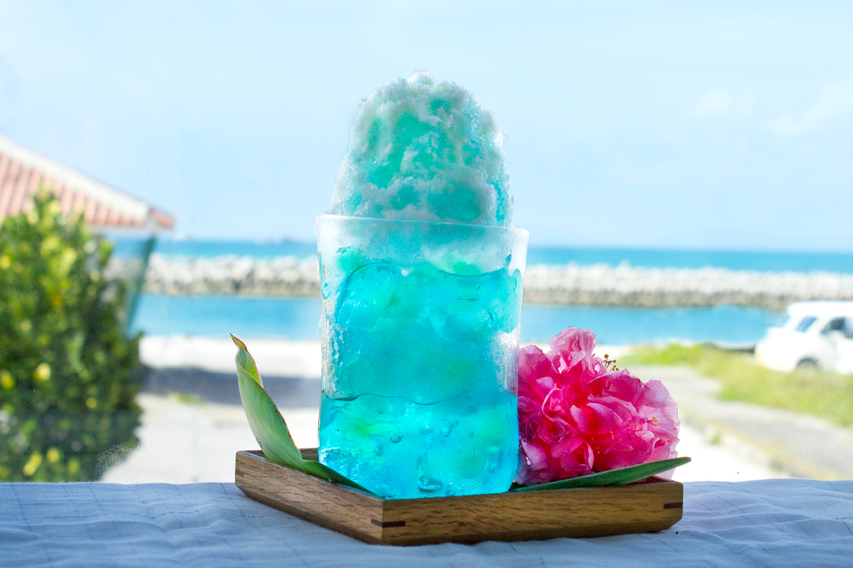 海を背景にした青いかき氷